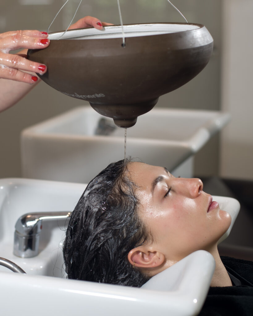 SPA PER CAPELLI – Peluquería ecológica en Madrid Especialistas en coloración vegetal, tratamientos capilares naturales y belleza consciente para personas que eligen cuidarse de verdad.